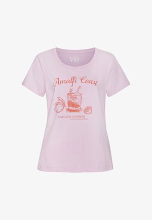 Svijetlo ružičasta majica s kratkim rukavima od pamuka, s printom koktel čaše, limuna i natpisom: "Bezgranično ljeto Amalfi obale."