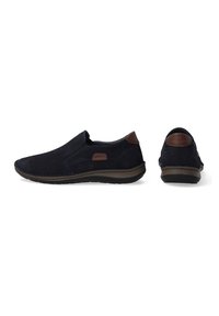 Navy slip-on boty s perforovaným semišem, hnědými koženými akcenty, flexibilní gumovou podrážkou a designem zaoblené špičky.