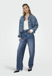 Denim švarkas su išblukusiu mėlynu atspalviu, derinamas su aukštu liemeniu mėlynomis džinsomis. Aprangoje taip pat yra balta palaidinė ir smailiakojiniai tamsiai mėlyni bateliai.