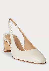 Ebenine nahast slingback-pump, millel on terav nina, madal plokk-tald ja lõikeäärtega küljed. Omab siledat tekstuuri ja minimaalset õmbluse aktsenti.