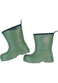 Vihreät kumisaappaat, joissa on teksturoitu pinta, mustat yksityiskohdat ja logo sivulla. Varustettu vetotarralla, joka helpottaa pukemista, sekä paksu ja kestävä pohja.