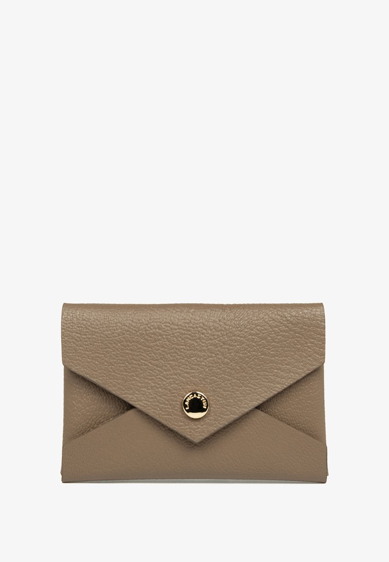 Leren envelopstijl portemonnee in taupe met een gestructureerde afwerking. Beschikt over een gouden logo hardware accent op de sluiting van de voorklep.