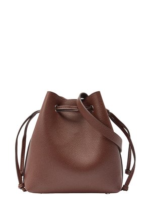 Brązowa skórzana torba kubełkowa z zapięciem na sznurek i pojedynczym paskiem na ramię, prezentująca się na białym tle.