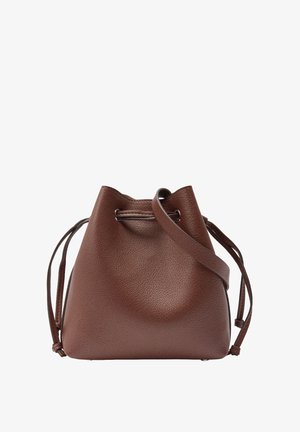 Brązowa skórzana torba kubełkowa z zapięciem na sznurek i pojedynczym paskiem na ramię, prezentująca się na białym tle.