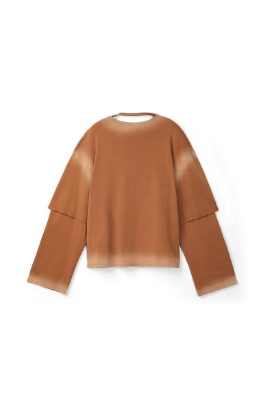 Brauner, übergroßer Pullover mit einem Farbverlauf, der einen runden Halsausschnitt und lange Ärmel aufweist, aus einem weichen, strukturierten Stoff gefertigt.