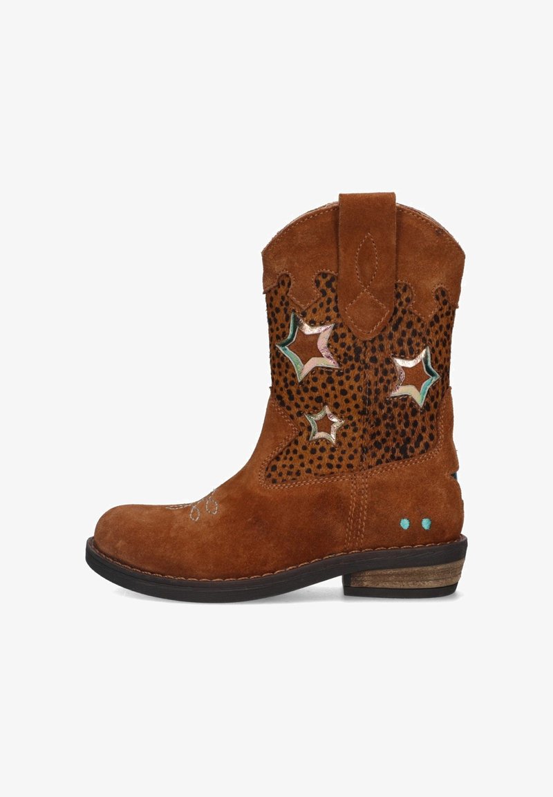 Bota vaquera de ante marrón con un panel de estampado de leopardo texturizado que presenta recortes de estrellas de colores, costuras decorativas y un tacón bajo apilado.