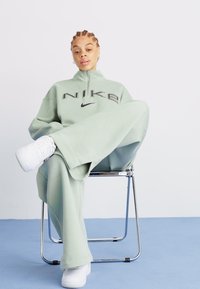 Nike Sportswear LOGO - Treniņtērpa apakšdaļas - jade horizon