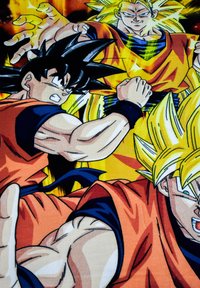 Kleurrijke stof met geanimeerde personages in oranje en gele outfits, met zwart haar en dynamische houdingen. Gelaagde print met dikke lijnen.