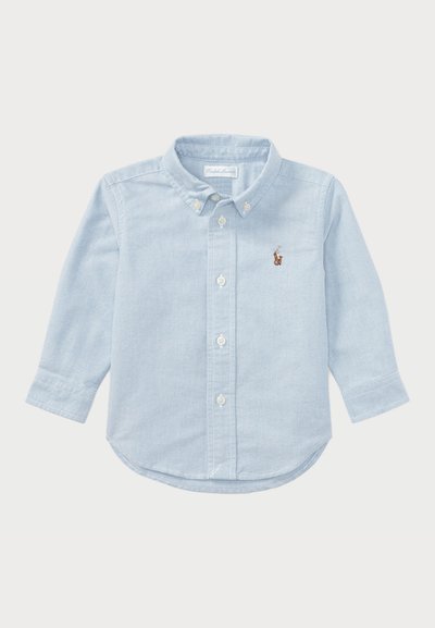 Hellblaues Langarmhemd aus weicher Baumwolle mit Kragen und einem kleinen bestickten Logo auf der linken Brust.
