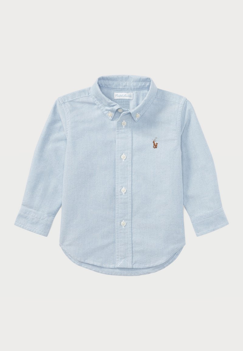Camisa de botão de manga longa azul clara feita de algodão macio, com colarinho e um pequeno logótipo bordado no lado esquerdo do peito.
