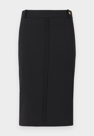 Čierna ceruzková sukňa po kolená s detailom predného švu a malým zlatým logom na páse.