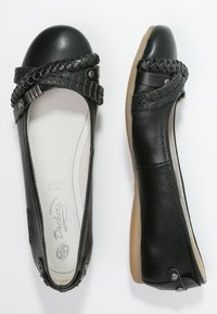 Czarne skórzane baletki z plecionym paskiem na palcach i ozdobnym okuciem. Gładka tekstura z zaokrąglonym czubkiem.