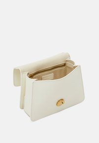 Borsa a mano in pelle bianca con finitura liscia, chiusura magnetica e tasca interna con zip. Presenta un design minimalista e accessori in oro.