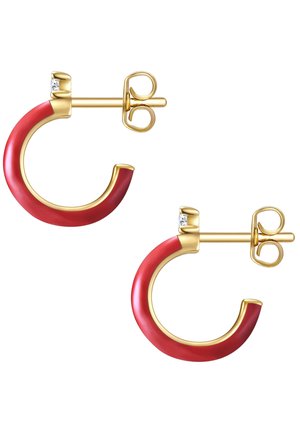 Boucles d'oreilles en or avec une finition en émail rouge et un petit accent en gemme claire. Forme circulaire avec une texture polie et une fermeture arrière sécurisée.