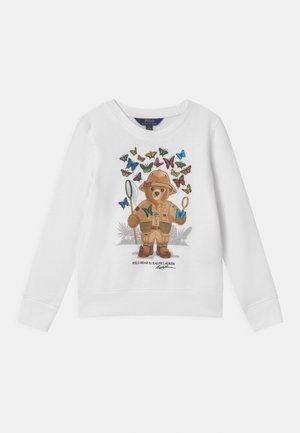 Biała koszula z długim rękawem z misiem ubranym w strój odkrywcy, trzymającym siatki na motyle, otoczonym kolorowymi motylami, napis Polo Bear by Ralph Lauren.