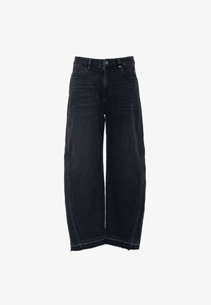 Jeans in denim nero a gamba larga con orlo grezzo, cinque tasche e chiusura con bottone. Il tessuto presenta un leggero effetto lavato e cuciture visibili.