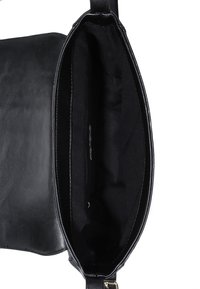 Černá kožená kabelka s hladkým povrchem, oválným tvarem a prostorným interiérem z černé látky, který obsahuje zipovou kapsu.