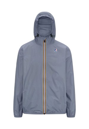 Chaqueta cortavientos de color gris claro con capucha, con cremallera frontal con rayas amarillas, rojas y azules, y logo en el pecho izquierdo.