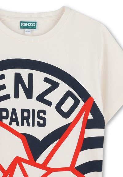 T-shirt en coton crème avec un col rond, des manches courtes et un grand design graphique avec "KENZO PARIS" en accents noirs et rouges.