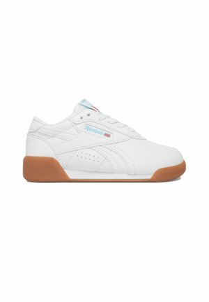 Sneaker bianca Reebok con logo azzurro chiaro e Union Jack, suola marrone e chiusura frontale con lacci, mostrata di profilo su sfondo bianco.