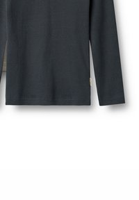 Chemise à manches longues gris foncé en tissu côtelé, dotée d'un col rond simple, d'une coupe droite et d'une petite étiquette sur le côté.