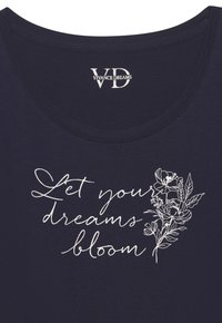 Námornícke modré tričko s bielym textom "Nech sa vaše sny rozkvetú," zdobené kvetinovými ilustráciami v blízkosti textu.
