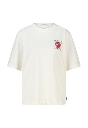 T-shirt blanc à manches courtes avec col rond, petit graphisme rouge et texte « Sunset Sessions » sur le haut gauche de la poitrine.