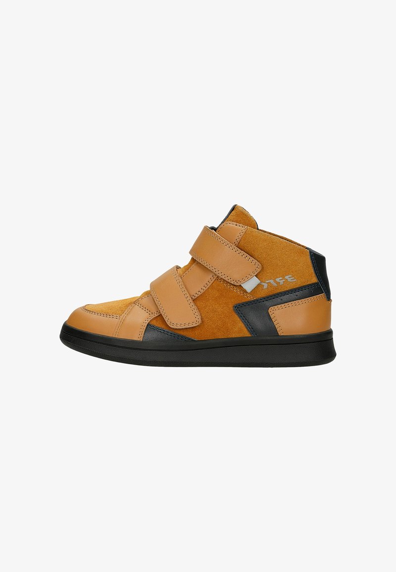 Scarpa alta in suede e pelle color cammello con due cinturini in Velcro, dettagli neri e suola in gomma texturizzata. Logo laterale in bianco.