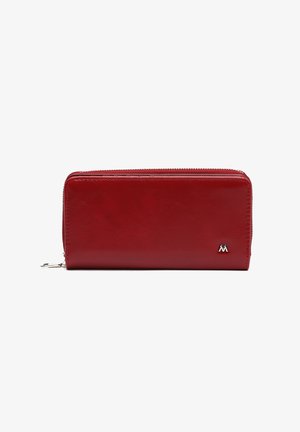Rote Leder-Zip-around Geldbörse mit silbernem Reißverschluss und kleinem silbernen "M"-Logo auf der Vorderseite, vor weißem Hintergrund.
