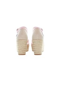 Růžové espadrilové wedge boty s texturovaným síťovaným svrškem, tkanou juteovou patou a páskem se sponou.