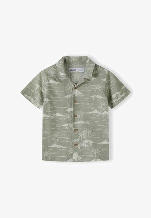 Rövid ujjú, zöld ing könnyű anyagból, fehér trópusi mintával, fából készült gombokkal és laza gallér kialakítással.