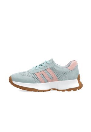 Hellblaue Wildledersneaker mit pinkfarbenen Akzenten, perforierten Seiten, weißer dicker Sohle, Gummiaußensohle und Schnürverschluss.