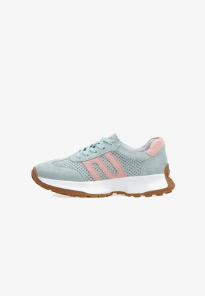 Hellblaue Wildledersneaker mit pinkfarbenen Akzenten, perforierten Seiten, weißer dicker Sohle, Gummiaußensohle und Schnürverschluss.