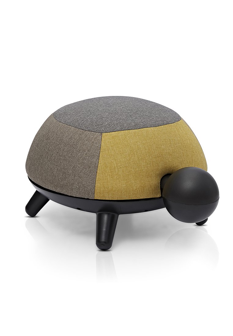 Ottomán redondo con paneles de tela gris y amarillo, base negra y cuatro patas cónicas. Presenta una parte trasera redondeada y un acento esférico.
