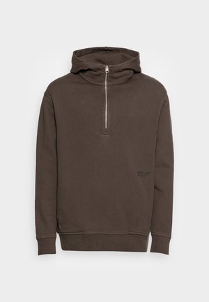 Brauner Hoodie aus einem Baumwoll-Mischgewebe, mit einem halben Reißverschluss, Kängurutasche und gesticktem Logo-Detail auf der Vorderseite.