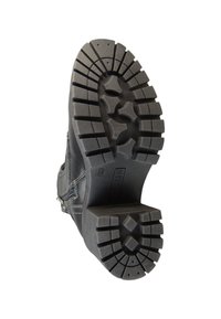 Czarna gumowa podeszwa buta z wytrzymałym bieżnikiem, wyposażona w szerokie wypustki i gładki centralny obszar, wytłoczona z informacjami o rozmiarze.