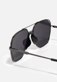 Urban Classics KARPHATOS WITH CHAIN - Sluneční brýle - gunmetal/black