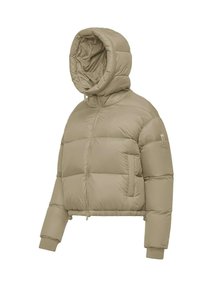 Giacca a vento beige, con cappuccio, design corto, texture trapuntata, chiusura frontale con zip, polsini elasticizzati e tasche laterali.