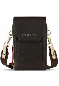 Bolso cruzado de cuero marrón oscuro con un acabado texturizado, logo dorado, cierre de cremallera y correa ajustable con acentos beiges.