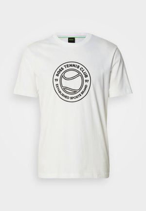 T-shirt blanc en coton à manches courtes avec un graphique circulaire noir, le texte "BOSS TENNIS CLUB" et un motif de balle de tennis au centre.