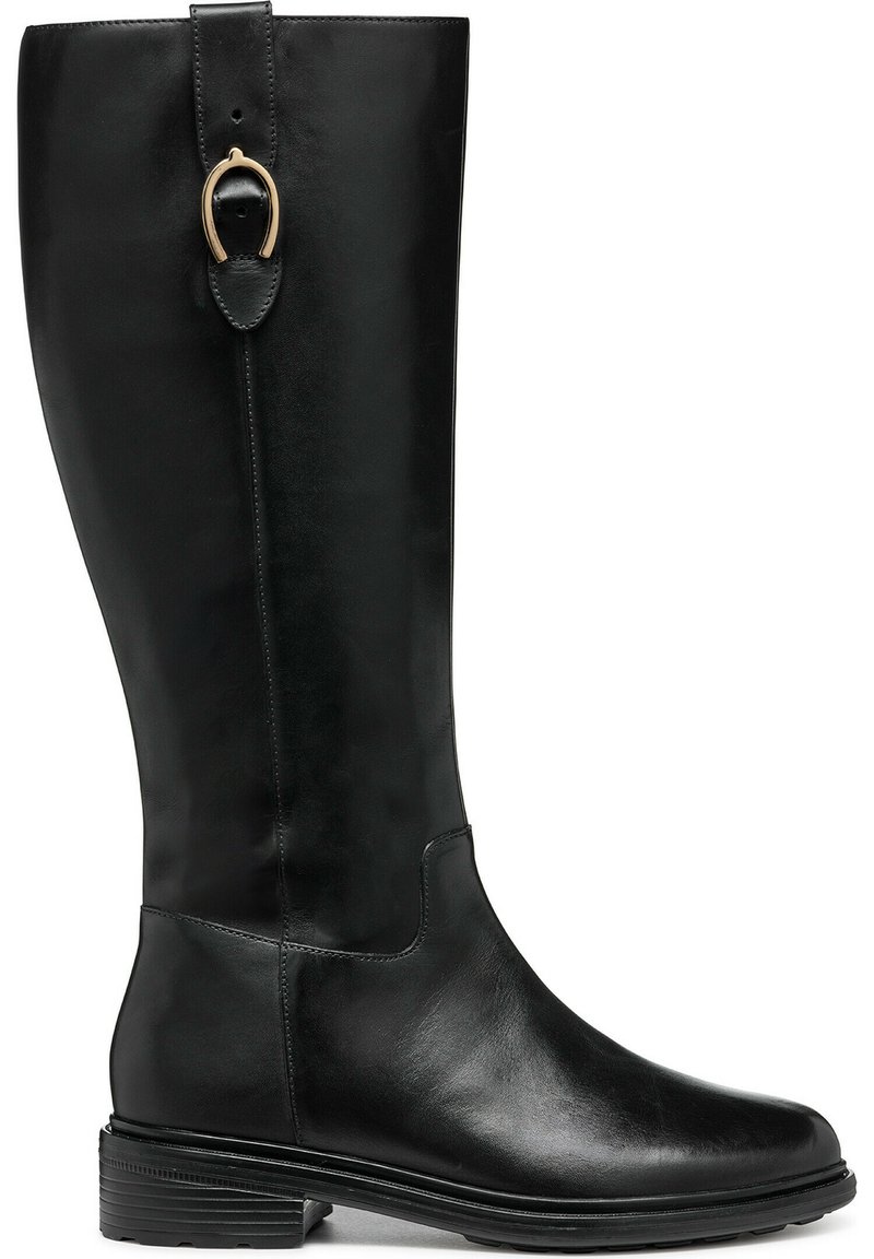 Botas de cuero negro hasta la rodilla con una textura suave, puntera redonda, tacón bajo y un accesorio decorativo de hebilla cerca de la parte superior.