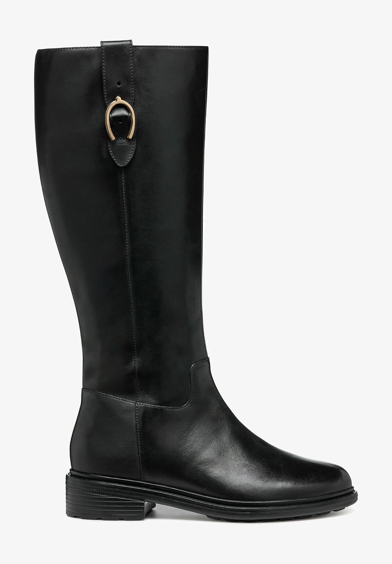 Botas de cuero negro hasta la rodilla con una textura suave, puntera redonda, tacón bajo y un accesorio decorativo de hebilla cerca de la parte superior.