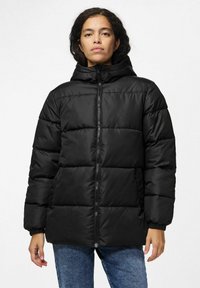 Svart puffjacka med huva, med ett kviltat mönster, framsidig dragkedjestängning och elastiska ärmslut. Mjuk textur och sportig look.