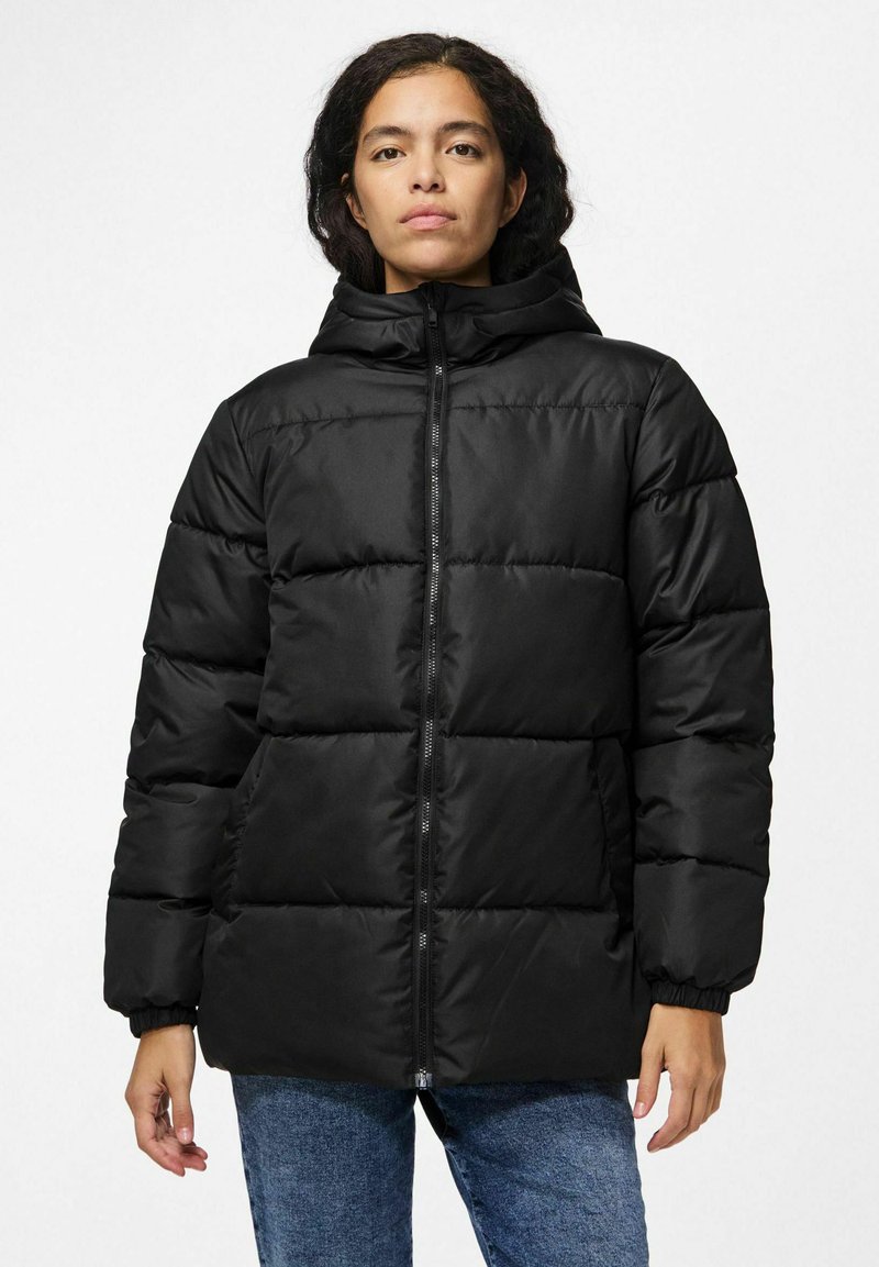 Svart puffjacka med huva, med ett kviltat mönster, framsidig dragkedjestängning och elastiska ärmslut. Mjuk textur och sportig look.