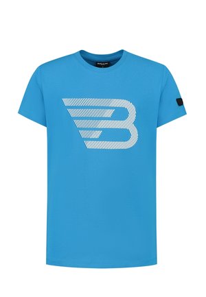 Niebieski T-shirt z krótkim rękawem, okrągłym dekoltem i dużym białym, paskowanym, stylizowanym logo "B" na środku przodu.