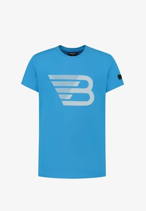 Camiseta azul de manga corta con cuello redondo y un gran logo estilizado en forma de "B" a rayas blancas en el centro delantero.