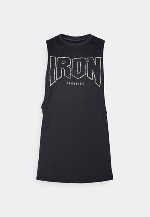 Mustat hihattomat toppi, jossa on pyöreä kaula-aukko. Siinä on rohkeaa, teksturoitua kirjontaa "IRON" ja "PARADISE" kontrastivalkoisena.