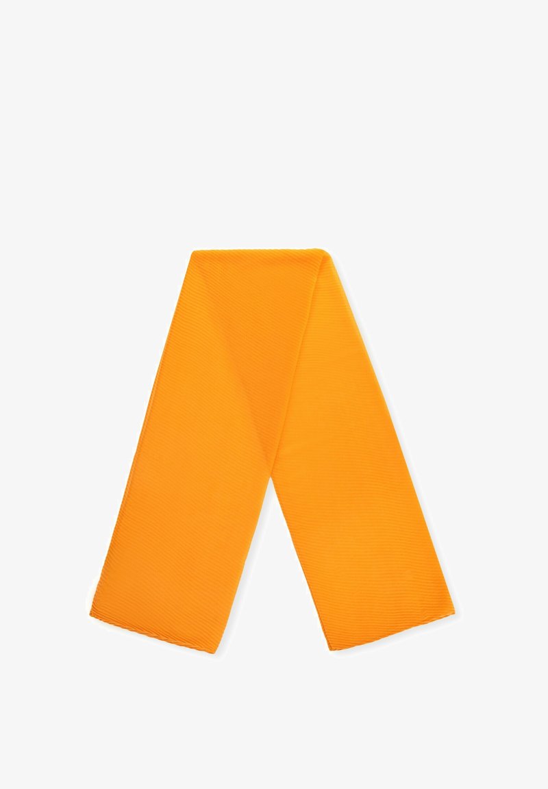 Dünner, rechteckiger Schal aus leuchtend orangefarbenem Stoff mit glatter Textur und dezentem Rippmuster, diagonal positioniert.