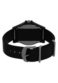 Montre avec bracelet en tissu noir et dos en acier inoxydable, présentant un boîtier noir et une boucle grise. Bracelet ajustable avec plusieurs trous pour un ajustement optimal.