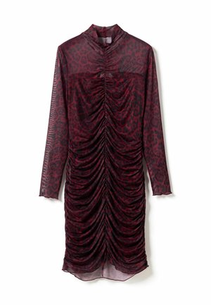 Červené a čierne priesvitné šaty s dlhými rukávmi, zhrňovaným dizajnom, vzorom zvieracej kože, vysokým výstrihom a rovný lem. Ľahká tkanina.